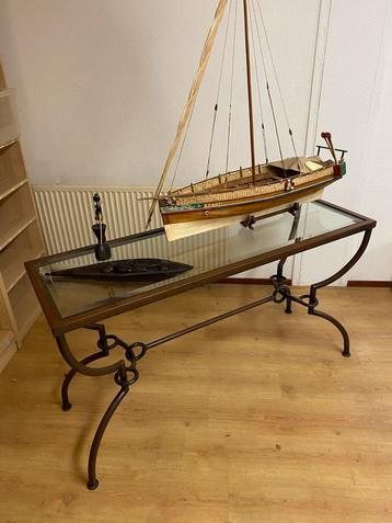 Sidetable met facet geslepen glasplaat beschikbaar voor biedingen
