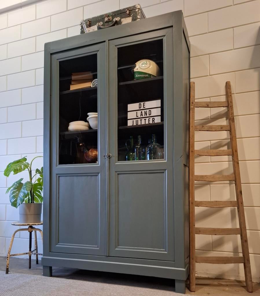 Vintage/Brocante grijs-groene schoolkast, hoge buffetkast, Huis en Inrichting, Kasten | Vitrinekasten, 100 tot 150 cm, 200 cm of meer