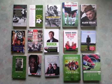 voetbalboeken-Diversen( zie foto) ( 15 stuks) beschikbaar voor biedingen