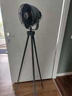Driepoot metalen industriële vloerlamp/staande lamp.150 hoog, Ophalen, Gebruikt, Metaal