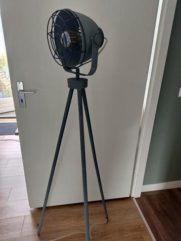 Driepoot metalen industriële vloerlamp/staande lamp.150 hoog beschikbaar voor biedingen