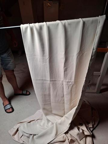 Mooie overgordijnen en vitrage met ringen. beschikbaar voor biedingen