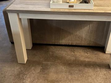 Sidetable beschikbaar voor biedingen
