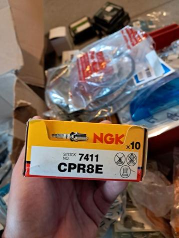 Te koop dozen met nieuwe bougies 4 takt beschikbaar voor biedingen