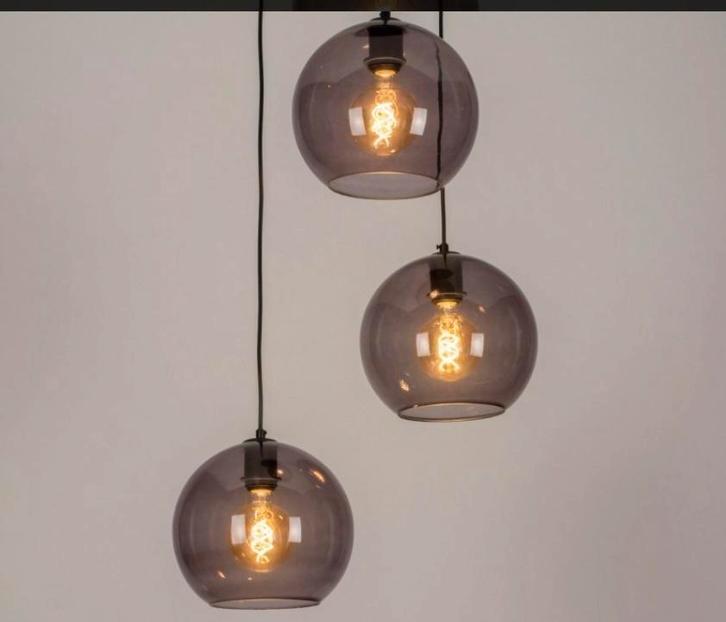 Hanglamp met drie glazen bollen rookglas, Huis en Inrichting, Lampen | Hanglampen, Zo goed als nieuw, Minder dan 50 cm, Ophalen of Verzenden