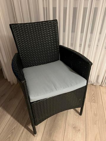4 tuinstoelen met een klein tafeltje beschikbaar voor biedingen