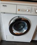 Miele Novotronic W 825, Ophalen, 1200 tot 1600 toeren, Gebruikt, 4 tot 6 kg