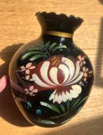Antieke zwarte vaas met bloem schildering 17cm hoog, Ophalen of Verzenden