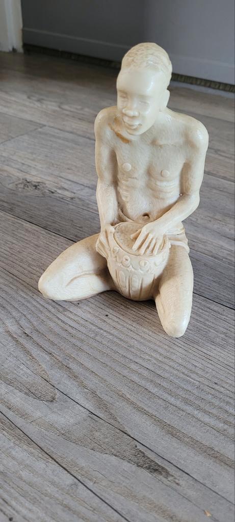 Heel bijzonder beeldje, trommelaar, ivoor, of speksteen, of?, Antiek en Kunst, Kunst | Beelden en Houtsnijwerken, Ophalen of Verzenden