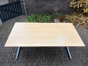 Ahrend bureau 80x160cm in hoogte verstelbaar 