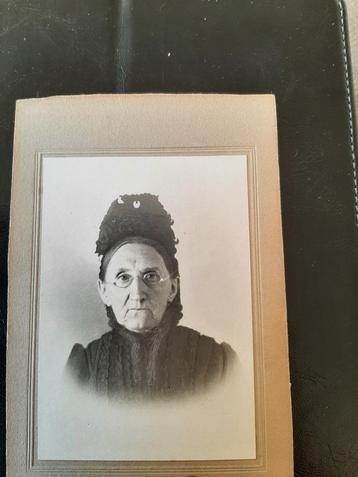 Antieke foto, dame uit 1880-1890, op versteviging,  Gouda.   beschikbaar voor biedingen