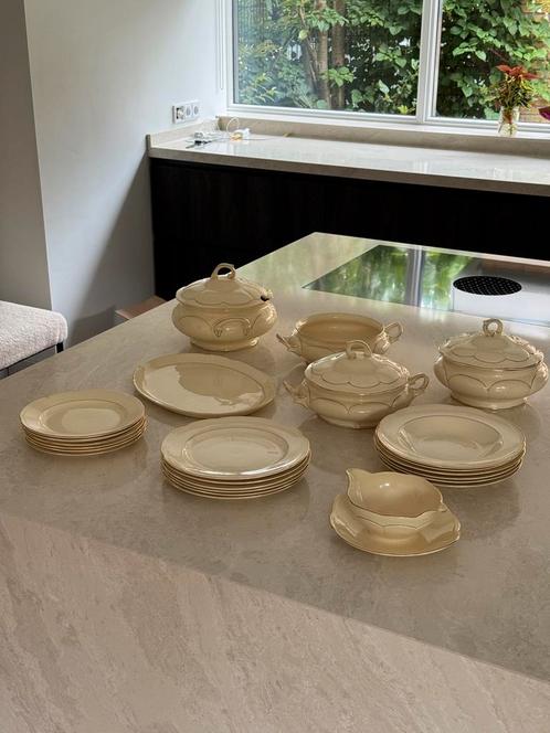 Compleet vintage crèmekleurig servies 23- delig, Antiek en Kunst, Antiek | Servies compleet, Ophalen