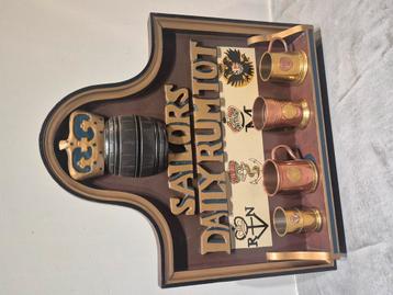 Vintage “Sailors Daily Rum Tot” wandbord met 4 metalen beker beschikbaar voor biedingen