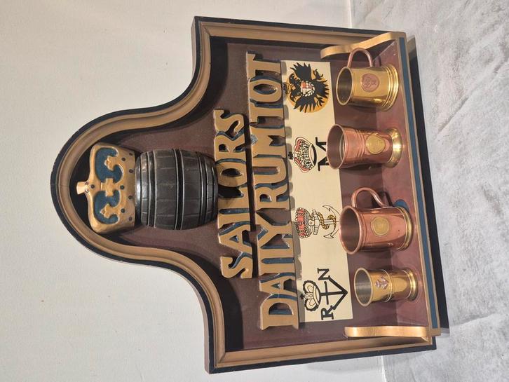 Vintage “Sailors Daily Rum Tot” wandbord met 4 metalen beker, Antiek en Kunst, Antiek | Koper en Brons, Koper, Ophalen of Verzenden
