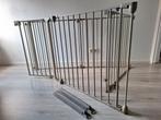 Verstelbaar grijs veiligheidshek met deurtje, Kinderen en Baby's, Traphekjes, Ophalen, Gebruikt, 115 cm of meer, Metaal of IJzer