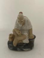 Klein beeldje porselein / keramiek. Mudman China., Verzamelen, Beelden en Beeldjes, Ophalen, Zo goed als nieuw, Mens