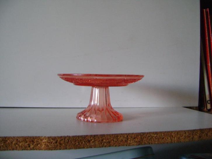 Vintage bonbonschaaltje van bewerkt glas.Roze op voet., Verzamelen, Retro, Huis en Inrichting, Ophalen of Verzenden