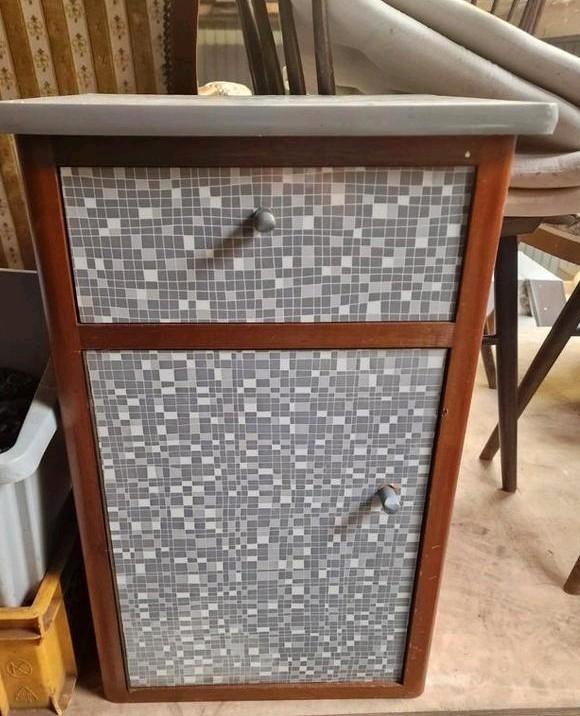 Klein vintage kastje nachtkastje formica, Huis en Inrichting, Slaapkamer | Nachtkastjes, Zo goed als nieuw, Minder dan 45 cm, Ophalen