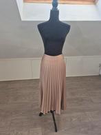 Champagne plisse rok, Kleding | Dames, Rokken, Maat 38/40 (M), Verzenden, Zo goed als nieuw, Onder de knie