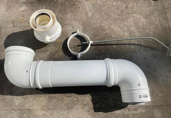 Rookgasafvoer met wanddoorvoer en ophangbeugel, Doe-het-zelf en Verbouw, Buizen en Afvoer, Zo goed als nieuw, Bochten, Pvc, Minder dan 2 meter
