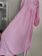 Prachtige roze jurk met gehaakte bloem broderie one size, Maat 46/48 (XL) of groter, Nieuw, Ophalen of Verzenden, Roze