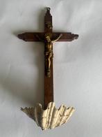 Zeer oud houten met als schelp ( soort ) wijwaterbakje kruis, Verzamelen, Religie, Overige typen, Ophalen of Verzenden, Zo goed als nieuw