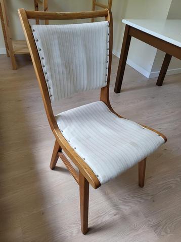 Set van vier houten stoelen beschikbaar voor biedingen