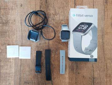 Fitbit Versa smartwatch sport horloge zilver met accessoires beschikbaar voor biedingen