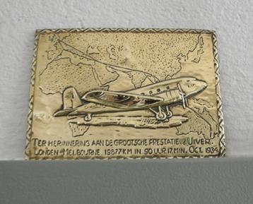 Messing gedenkplaat Uiver uit 1934 beschikbaar voor biedingen