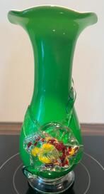 Vintage groene opaline glazen Murano vaas met bloemmotief., Antiek en Kunst, Ophalen of Verzenden