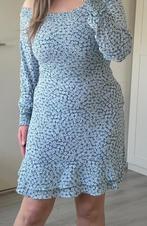 H&M lichtblauwe midi jurk met bloemenprint, off shoulder, Kleding | Dames, Jurken, Maat 38/40 (M), H&M, Blauw, Ophalen of Verzenden