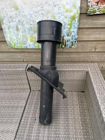 Dakdoorvoer met pan en ventilatiebuis beschikbaar voor biedingen