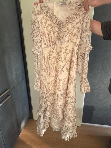 Lange jurk beschikbaar voor biedingen