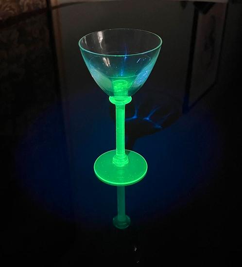 Uraniumglas wijnglas vaseline groen geel uranium glas, Antiek en Kunst, Antiek | Glas en Kristal, Ophalen of Verzenden