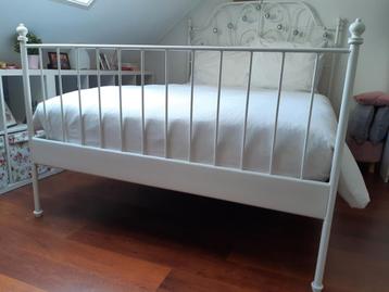 Romantisch bed Ikea Leirvik 140x200 beschikbaar voor biedingen