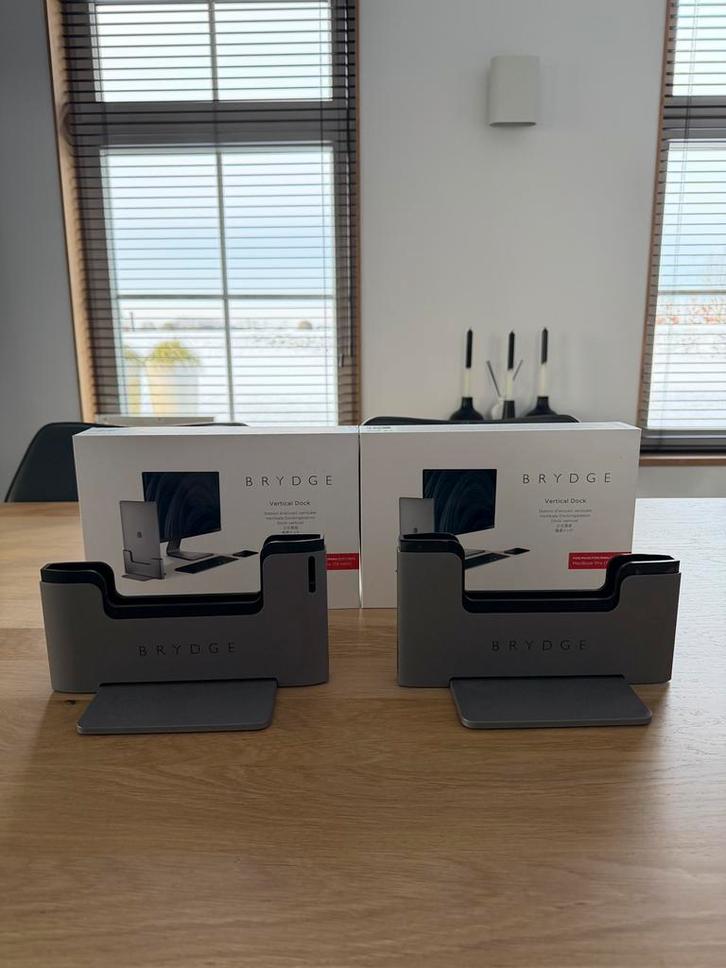 Brydge vertical dock voor MacBook Pro 13-inch (4 stuks), Computers en Software, Netwerk switches, Gebruikt, Ophalen of Verzenden
