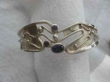 Zware zilveren armband bezet met 2 amethisten en 1 ioliet. beschikbaar voor biedingen
