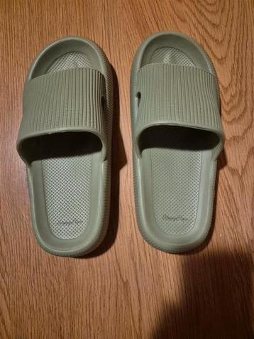 Happy flops (groen) beschikbaar voor biedingen