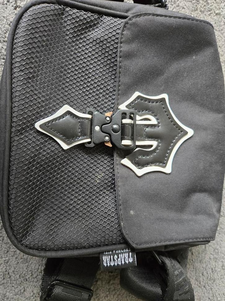 Trapstar London Schoudertas - Zwart, Sieraden, Tassen en Uiterlijk, Tassen | Rugtassen, Zo goed als nieuw, Overige merken, Minder dan 25 cm