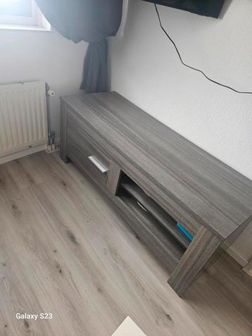 Tv kast beschikbaar voor biedingen