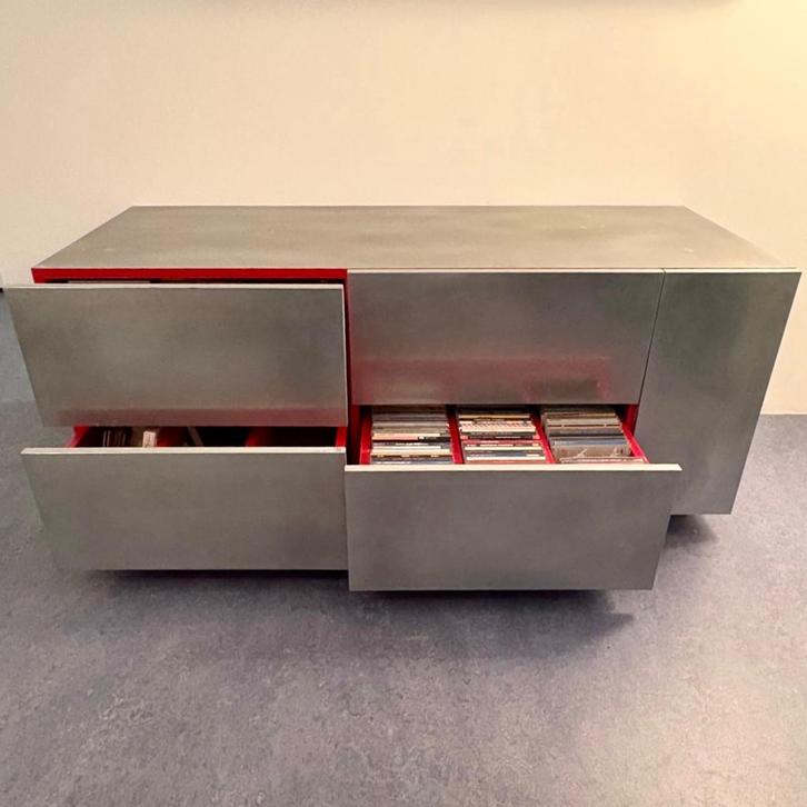 exclusieve design kunst KAST zink met rood Arno Kortschot, Huis en Inrichting, Kasten | Ladekasten, Gebruikt, Minder dan 100 cm