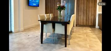 Kersen houten tafel en leren stoelen beschikbaar voor biedingen