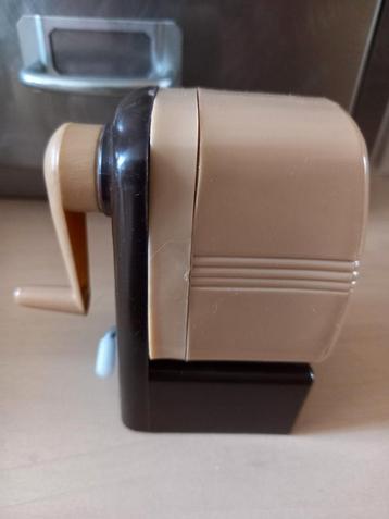 Vintage zuignap potlood puntenslijper met container en draai beschikbaar voor biedingen