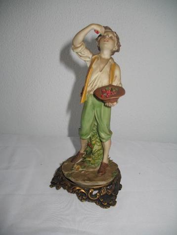 Porselein Capodimonte Jongen eet Fruit Italy Vintage beschikbaar voor biedingen