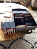 Cassettebandjes en opbergkoffertje, Gebruikt, 2 t/m 25 bandjes, Ophalen of Verzenden, Met bewaardoos, rek of koffer
