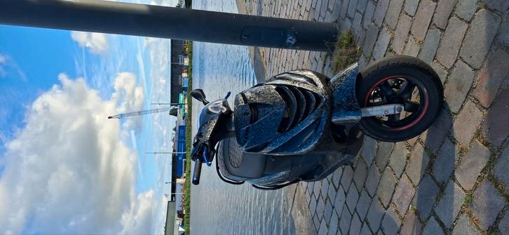 Full carbon piaggio zip 50cc, Fietsen en Brommers, Brommers | Overige merken, Zo goed als nieuw, Ophalen
