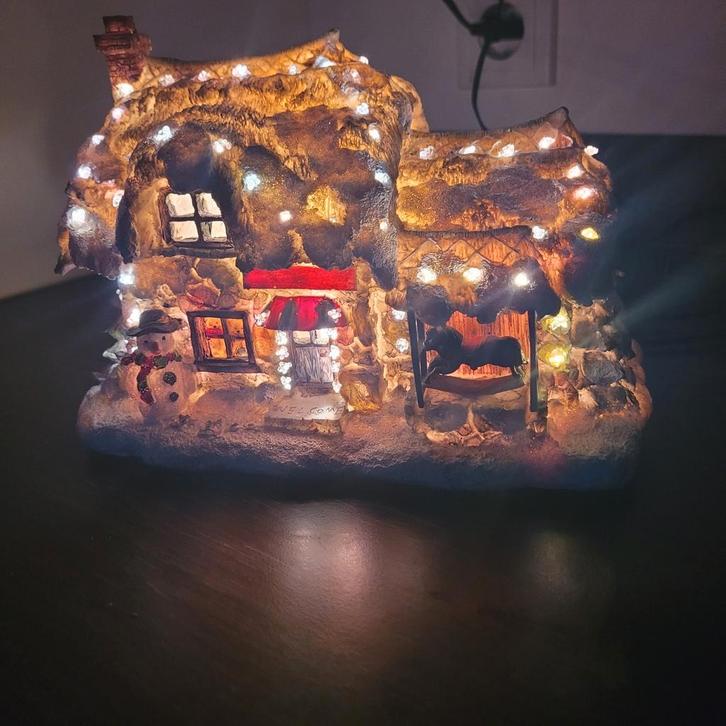 Luxe stevig kersthuisje! Meerdere kleuren verlichting!, Diversen, Kerst, Zo goed als nieuw, Ophalen of Verzenden