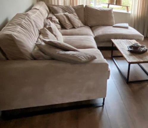 Prachtige ruime hoekbank velvet beige zand taupe neutraal, Huis en Inrichting, Banken | Complete zithoeken, Zo goed als nieuw