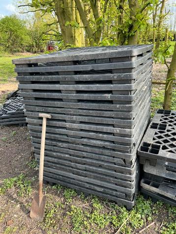 Kunststof pallets ongeveer 10 stuks, 110x110x15 €2 per stuk