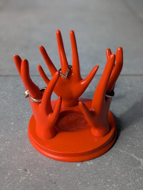 Vintage / retro oranje ringhouder / theelichthouder handen, Sieraden, Tassen en Uiterlijk, Ringen, Nieuw, Dame, 17 tot 18, Oranje